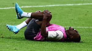 AC米兰主场3-2逆转都灵，40岁魔笛全场发挥，助力球队重返榜首，展现强大实力与斗志。