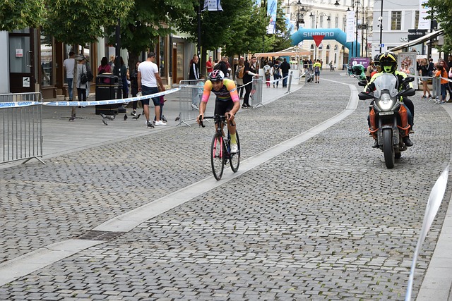 球迷：这球不进都对不起场地